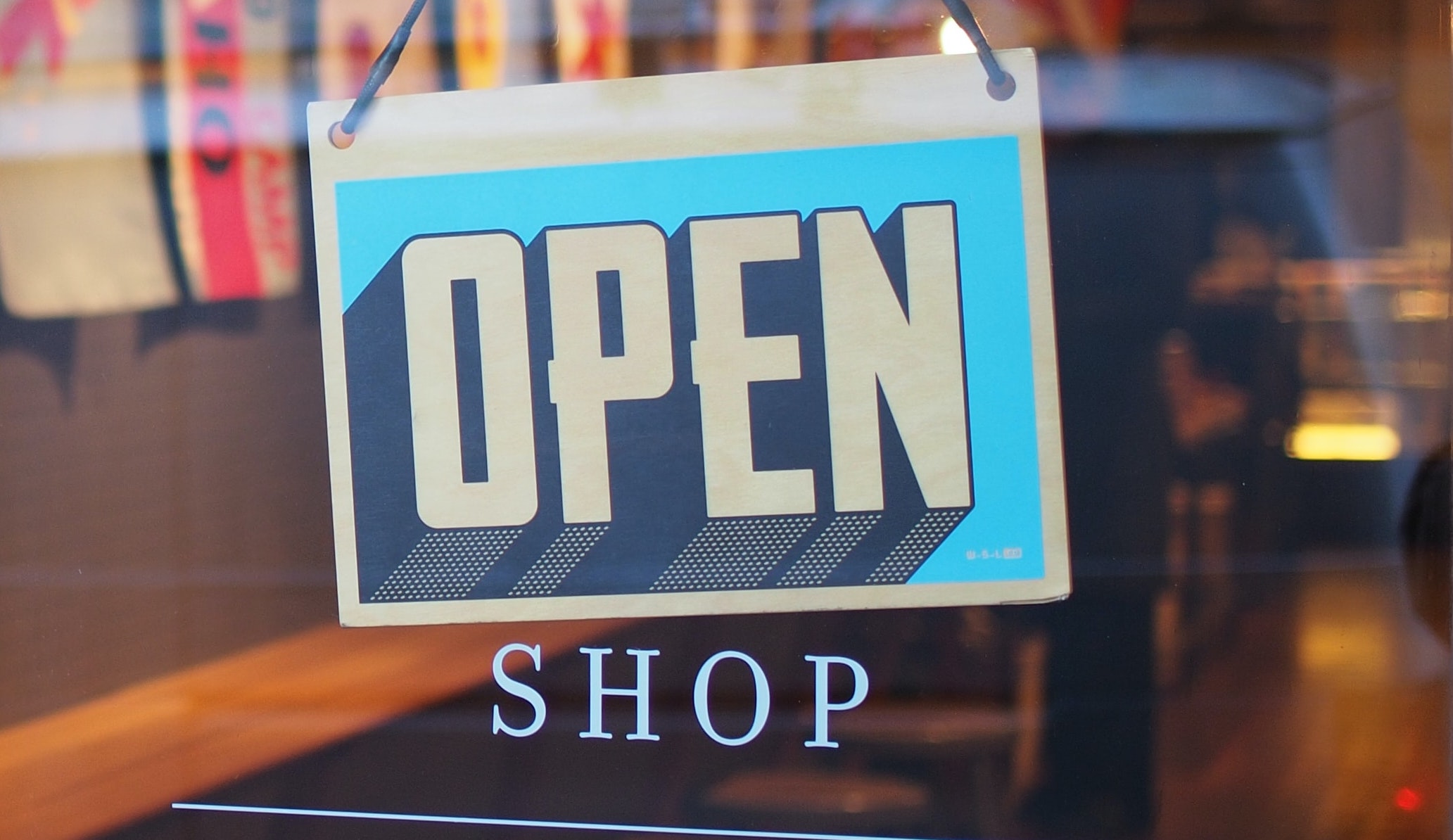 2 Customers | We kunnen het niet alleen Van B Corps wordt verlangd dat ze consumenten inspireren om bewuste, duurzame keuzes te maken. Consumenten zijn immers cruciaal in de strijd naar een betere wereld. Zelfs non-B Corps kunnen consumenten een zetje in de juiste richting geven. Een mooi voorbeeld – chapeau voor Bol.com! – is het aparte B Corp assortiment dat de webshop liet opnemen. Sinds kort zijn ook bij Albert Heijn alle B Corp producten op een aparte webpagina te vinden. En de kersverse B Corp Yoghurt Barn stimuleert met hun biologisch en plantaardig assortiment zelfs de grootste yoghurtfans om vaker voor een plantaardige zuivelvariant te kiezen. Way to go!